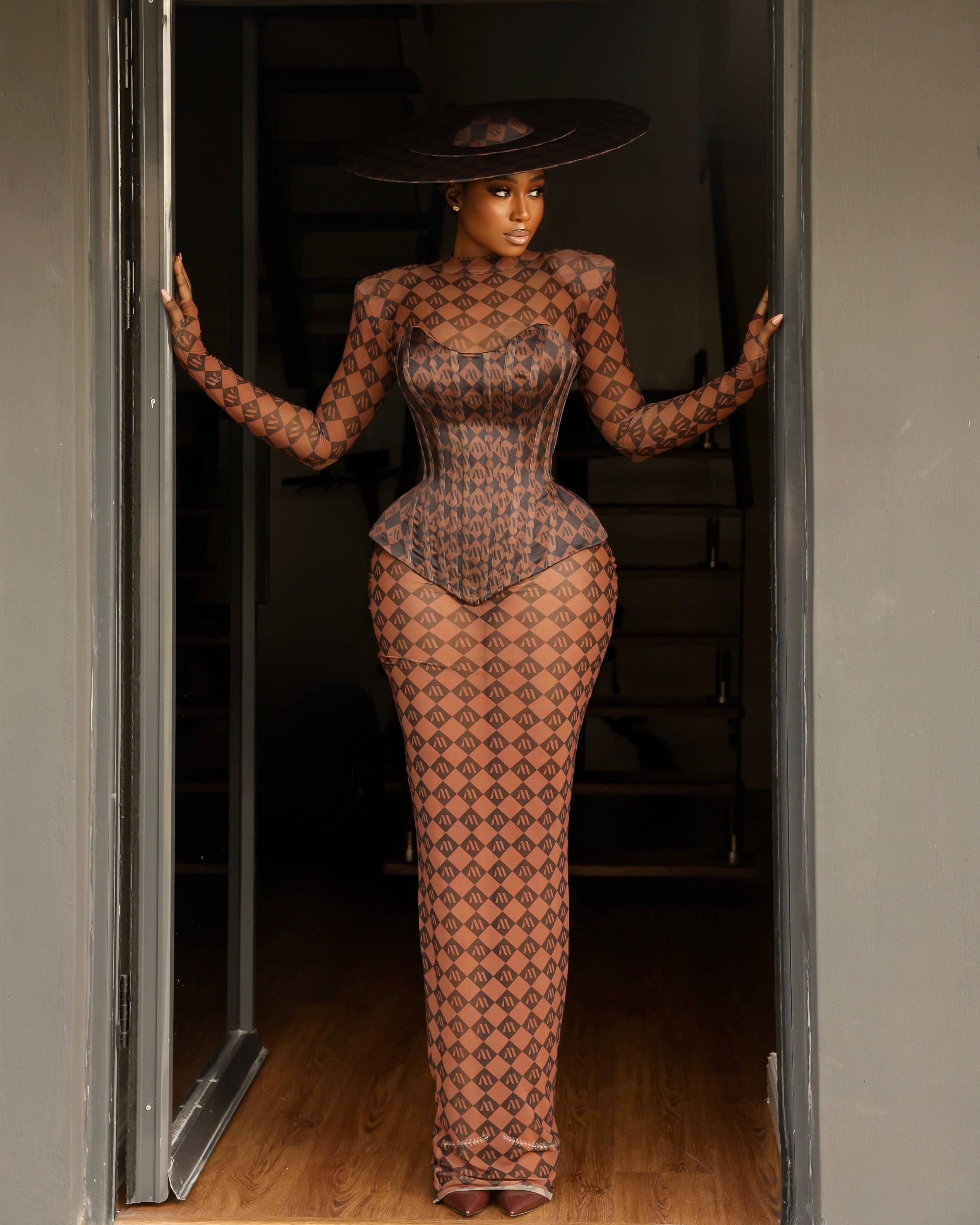 M PRINT MAXI LENGTH DRESS (BROWN)